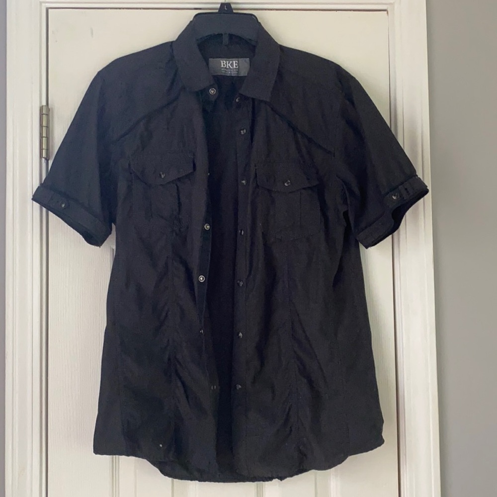 Buckle size medium men’s short sleeve black shirt with black marble snaps